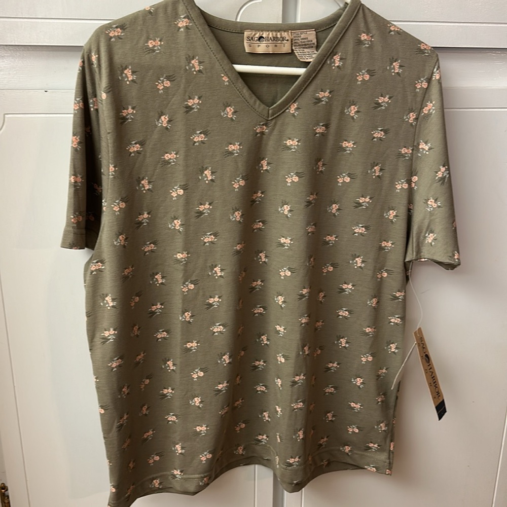 NWT SAG HARBOR SPORT V-NECK KNIT SHIRT. Size L. Olive green/ pink flowers. EC.